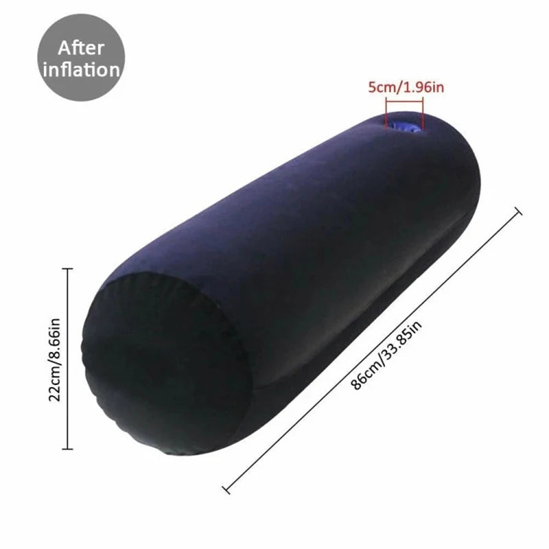 Almohada inflable negra en forma de cuña, vista lateral con dimensiones y marca de medición.