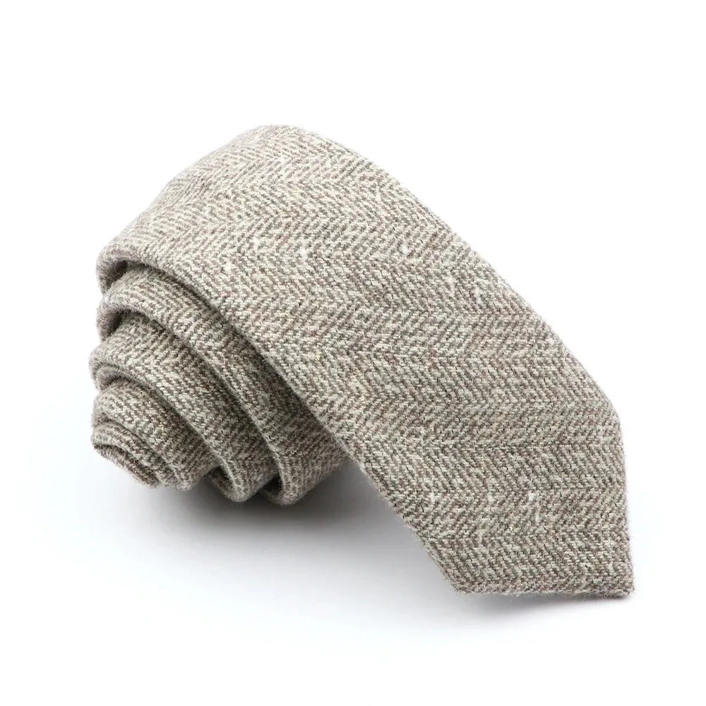 Et brettet grått ullherringbone-slips.