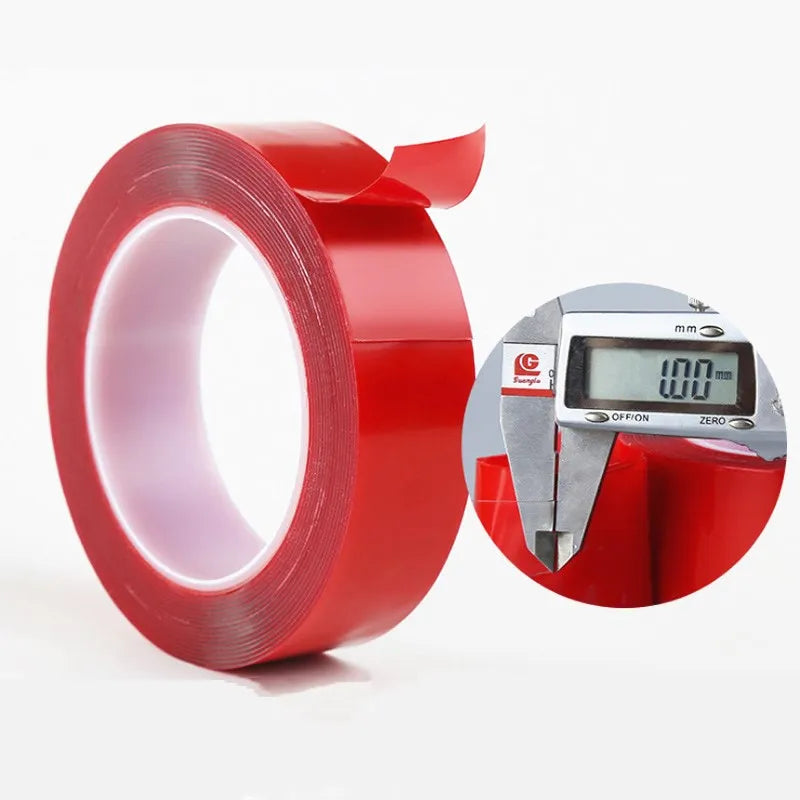 Rolle mit roter, waschbarer, transparenter doppelseitiger Klebeband neben einem Messwerkzeug.