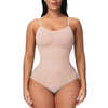 Modela con body moldeador sin costuras color nude que realza glúteos.