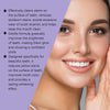 Primer plano de una mujer sonriendo, mostrando dientes blancos y brillantes, con texto sobre beneficios del blanqueamiento de