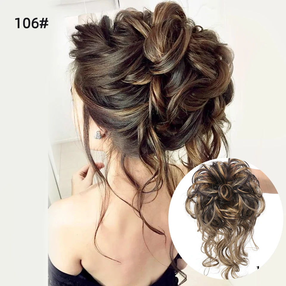 Mujer con cabello castaño oscuro en un moño despeinado y rizos sueltos.