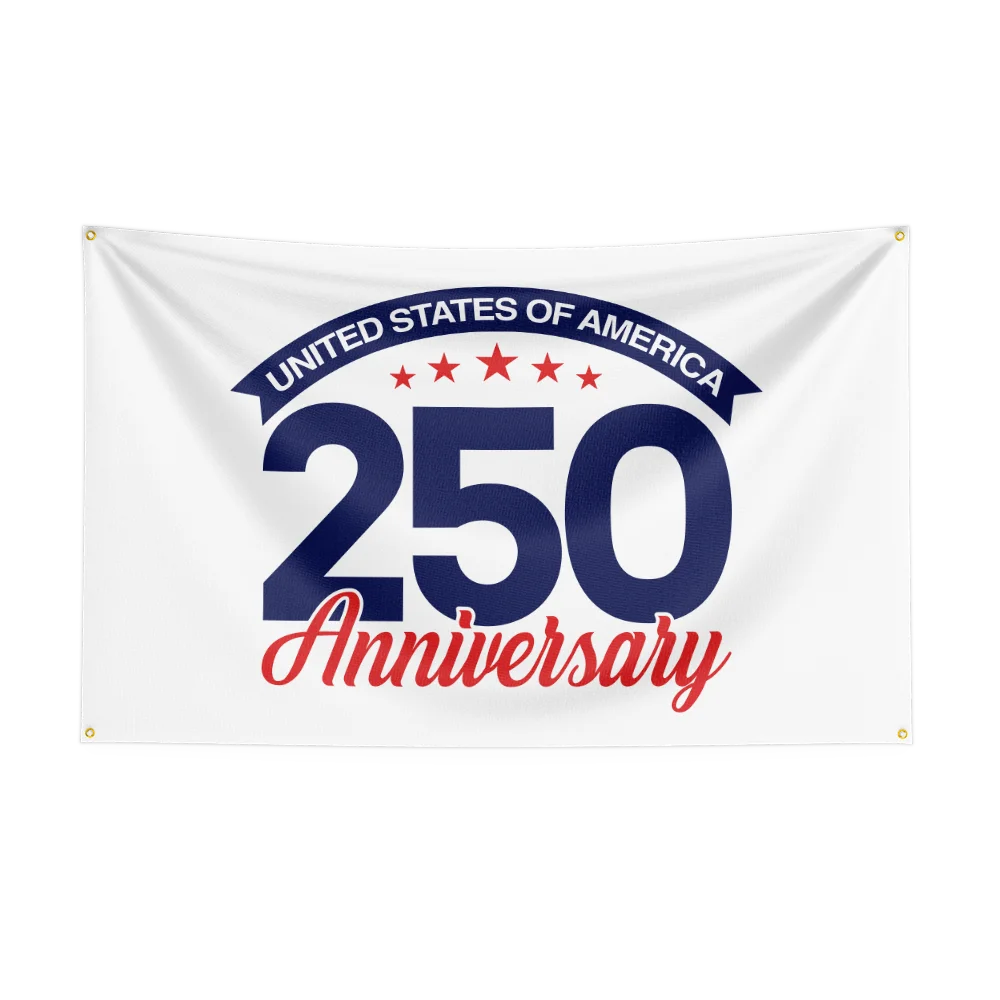 Hvitt flagg med teksten United States of America, 250-årsjubileum og en rad med stjerner.