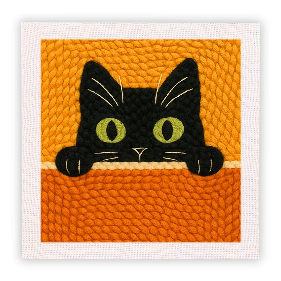 Un gato negro bordado con hilo naranja sobre un fondo texturizado.