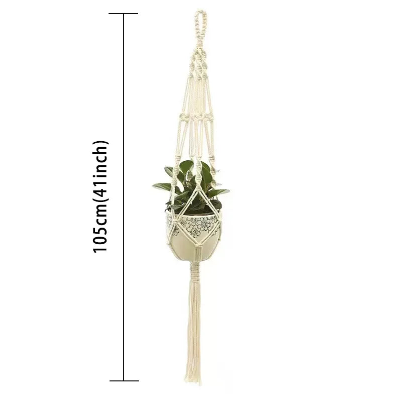 Håndlaget macrame plantekurv med hvit macramésnor og liten grønn plante