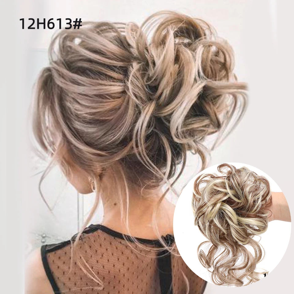 Moño elegante y voluminoso con rizos desordenados y reflejos rubios suaves.
