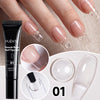 Une main montre un tube noir de Puente French Press Nail Tips Gel et diverses embouts pour extensions.