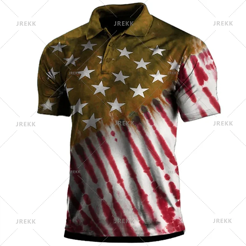 En vintage amerikansk flagg-poloshirt med stjerner og striper på mørk olivengrønn.