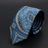 Corbata jacquard de pañuelo azul y dorado, doblada y exhibida sobre un fondo oscuro.
