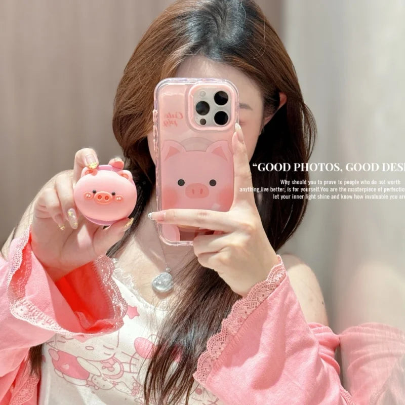 Mujer sostiene un soporte magnético para teléfono con forma de cerdito rosa 3D contra un fondo claro.