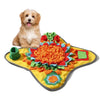 Un chien doré et duveteux à côté d'un tapis de fouille coloré pour chiens aux textures et formes variées.