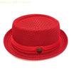 Un chapeau de soleil classique en feutre de porc rouge vif avec texture en maille tissée et bouton sombre.