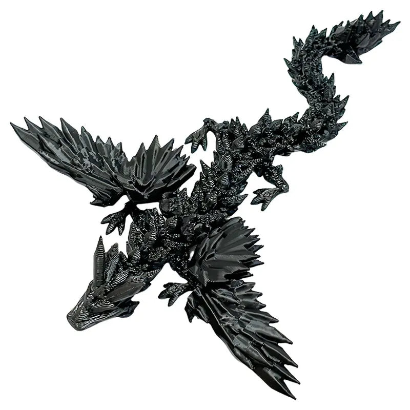 Figurilla de dragón articulado impreso en 3D, negro, con escamas detalladas en un escritorio.