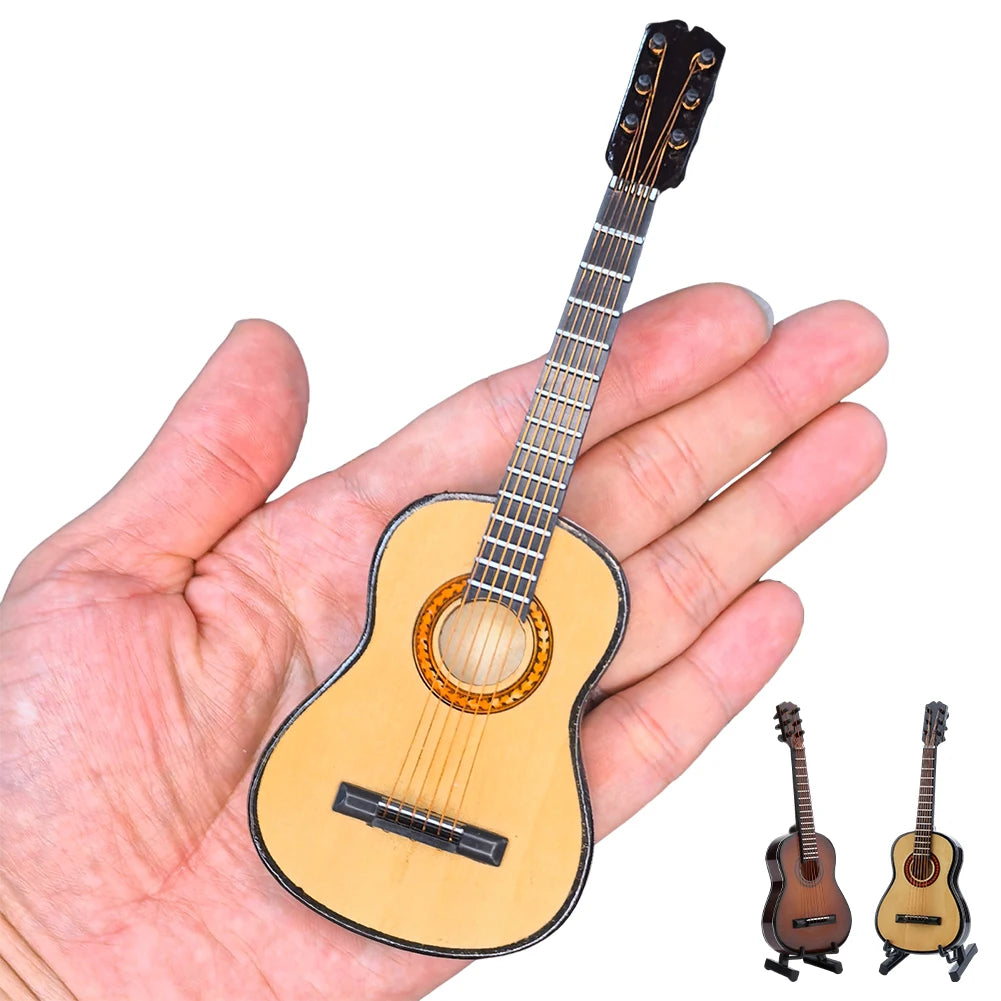 Réplique miniature de guitare classique en bois clair tenue dans une main, avec la guitare et le support séparés.