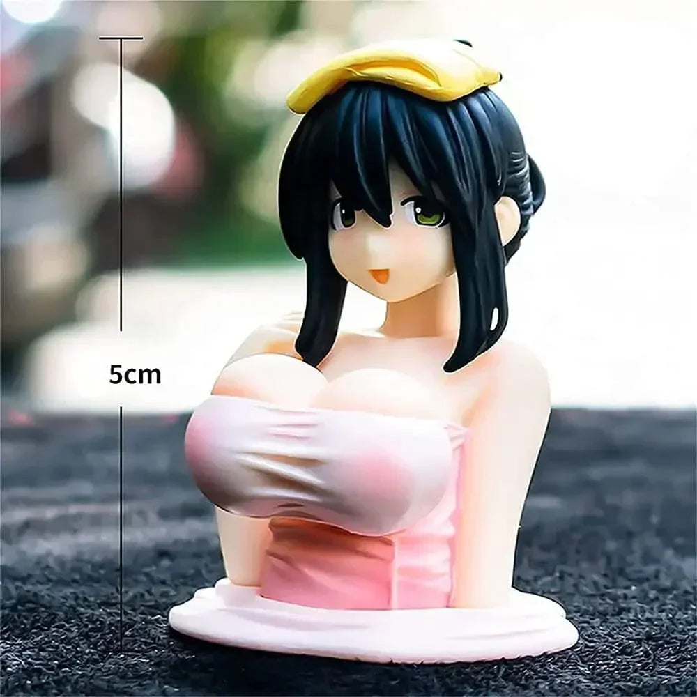 Anime-figur med svart hår, gult hårtilbehør, rosa topp, stående på svart overflate.
