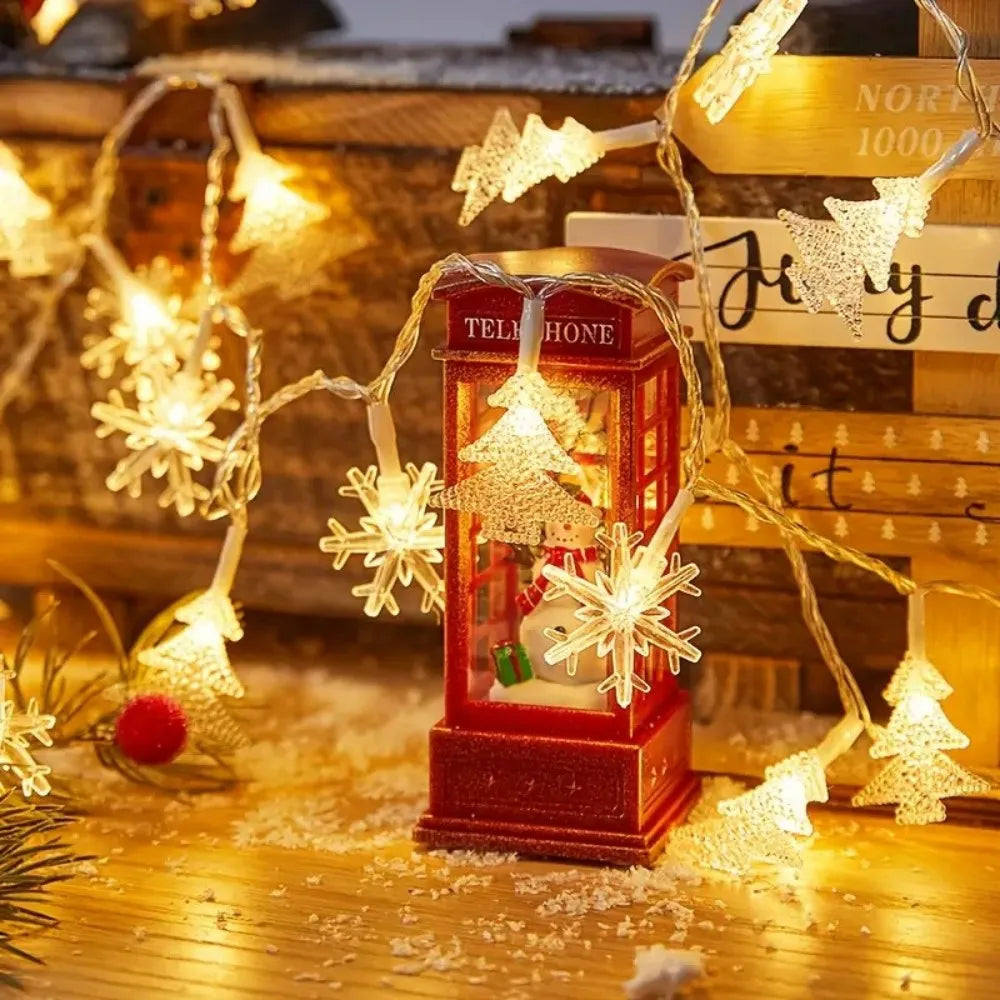 سلسلة أضواء عيد الميلاد LED تعمل بالبطارية بأشكال احتفاعية تزين سطحًا خشبيًا