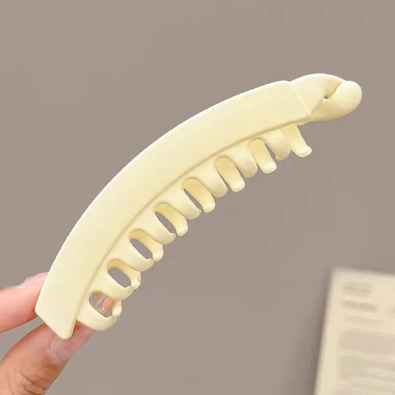 Clip de banana acrílico esmerilado en beige claro para mujer