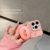 Una mano sostiene un soporte magnético para teléfono con forma de cerdito rosa 3D en un smartphone.