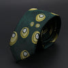 Corbata jacquard verde oscuro con medallones dorados enrollada