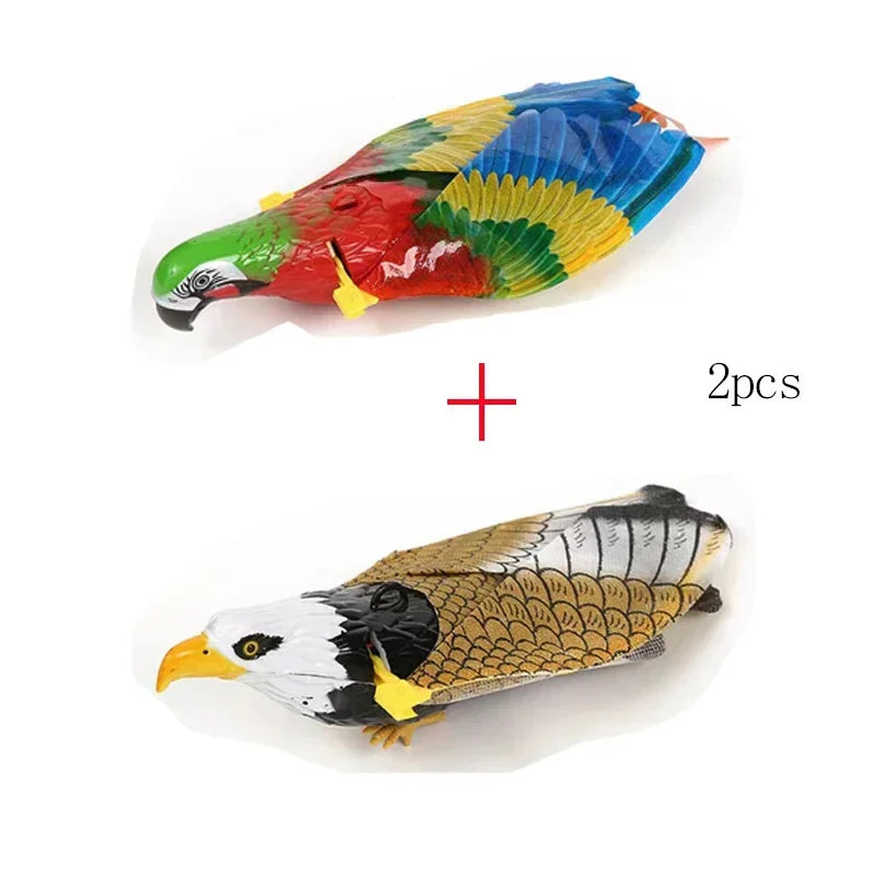 Deux jouets colorés pour chats en forme d'oiseaux, un ara et une chouette cornue, sur fond blanc.