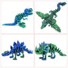 Figuras articuladas de dragón impresas en 3D en azul y verde, vistas desde diferentes ángulos.