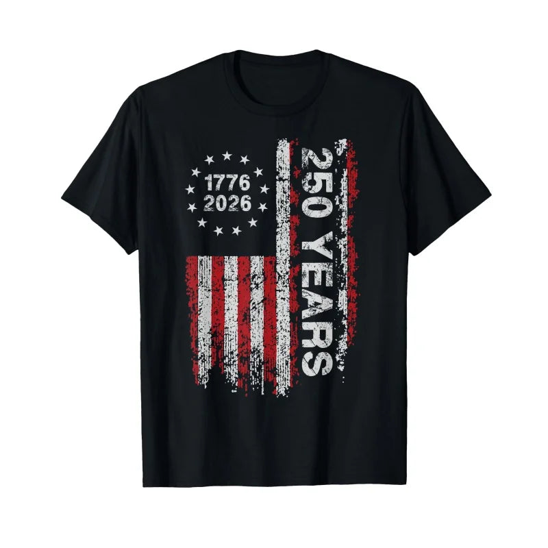 Svart t-skjorte med slitt amerikansk flagg-design, teksten 1776 2026 og 250 ÅR