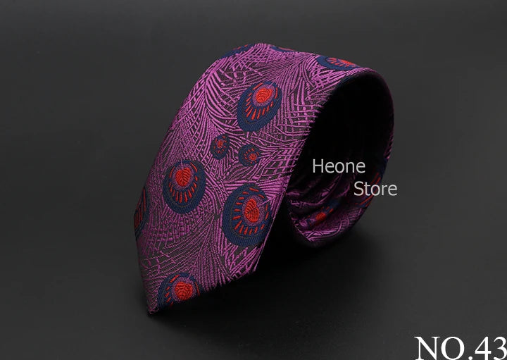 Corbata jacquard púrpura con diseño estampado de acentos rojos y azules, enrollada.