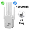 مكرر واي فاي أبيض ثنائي النطاق مع هوائيات وقابس أمريكي، يظهر قدرات 2.4G و 5G.