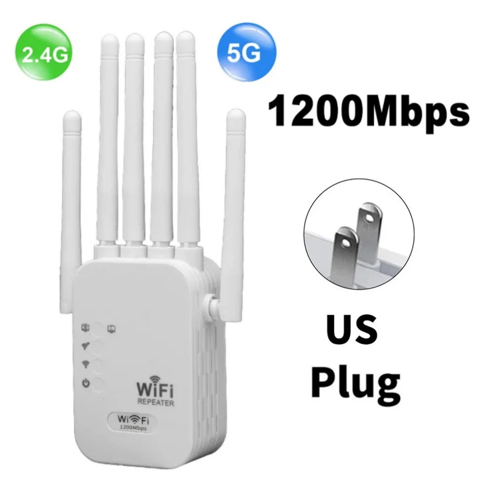 مكرر واي فاي أبيض ثنائي النطاق مع هوائيات وقابس أمريكي، يظهر قدرات 2.4G و 5G.