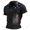 Svart poloskjorte med patriotisk design, amerikansk flaggmønster på krage og bryst.