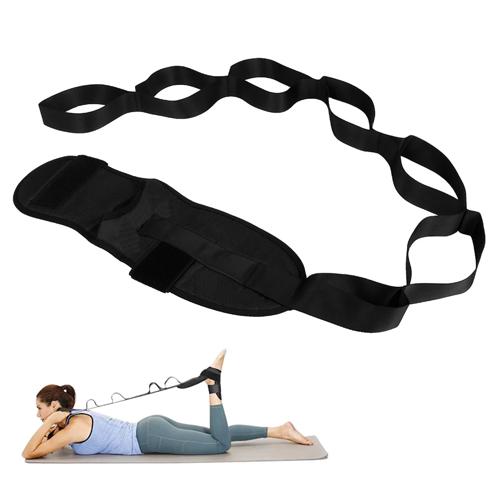 Correa de yoga elástica negra con múltiples bucles y almohadillas para pies, junto a una mujer estirándose.