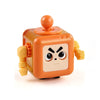 Cubo fidget arcoíris naranja con cuerpo cuadrado, ojos grandes y dedos sobresalientes.