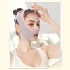 Mujer usando una correa facial rosada para contornear la mandíbula.