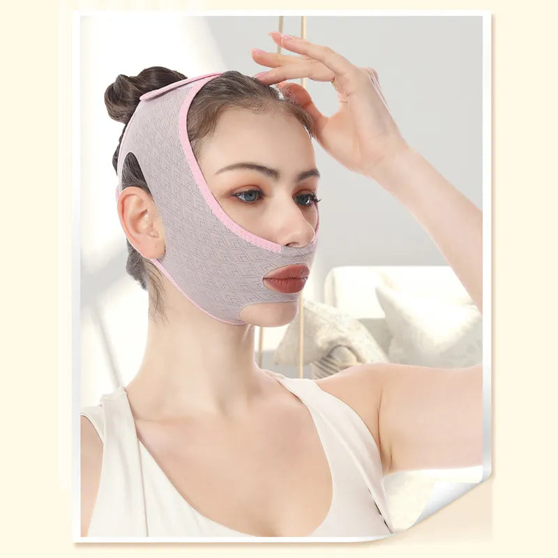Mujer usando una correa facial rosada para contornear la mandíbula.