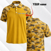 Gelbes Poloshirt mit Tarnmuster und individuellem Namensstick auf der Brust