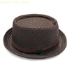 Un chapeau soleil en feutre marron, texture mesh respirante, vu de dessus.