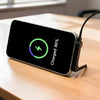 هاتف ذكي أسود يشحن عبر كابل USB-C مع حامل قابل للطي، ويظهر الشحن بنسبة 86%.