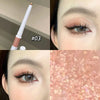Nærbilde av en kosmetikkartikkel som viser en øyenskyggeblyant og en stripe rosa highlighter på huden.