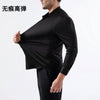Camisa de vestir negra para hombre con cuello y botones al frente sostenida.