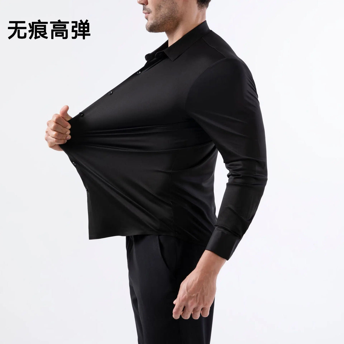 Camisa de vestir negra para hombre con cuello y botones al frente sostenida.