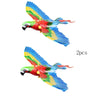 Deux jouets pour chat suspendus et colorés, avec un plumage et des ailes vibrants
