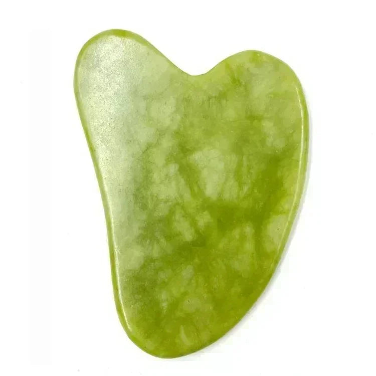 Rodillo de jade verde claro translúcido para masaje facial.