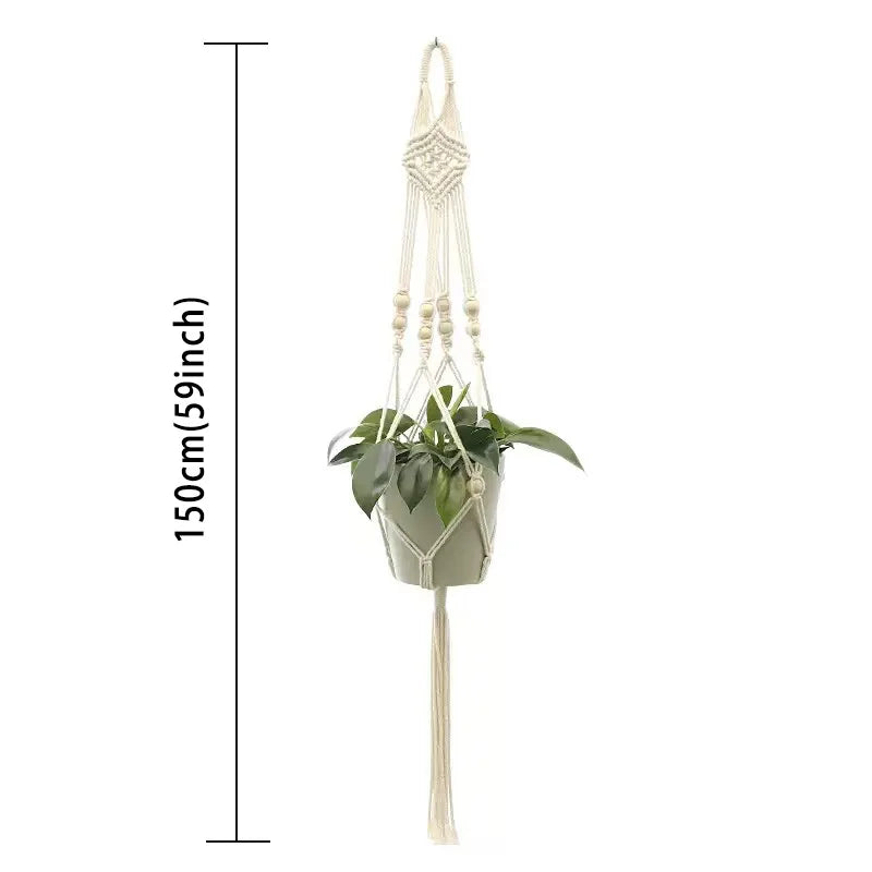Makrame-plantekrok med dekorativ dusk og en grønn plante i potte