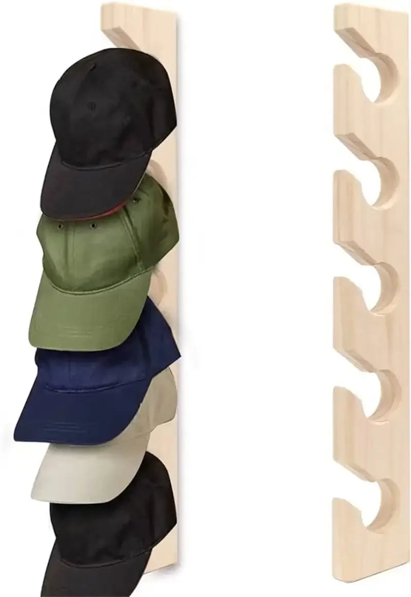 Holzwand-Organizer mit fünf schonenden Clips, die verschiedenfarbige Hüte halten.
