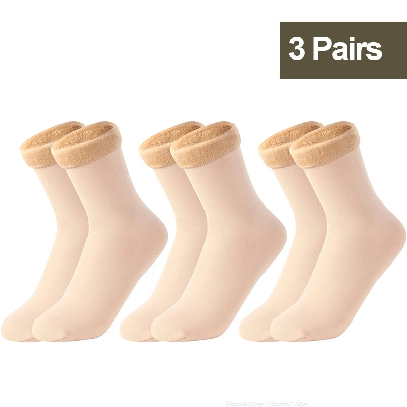Tre par lyse beige termiske fleeceforede vintersokker vist sammen.