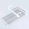 Percha plegable blanca para pantalones con múltiples barras y ganchos cromados.