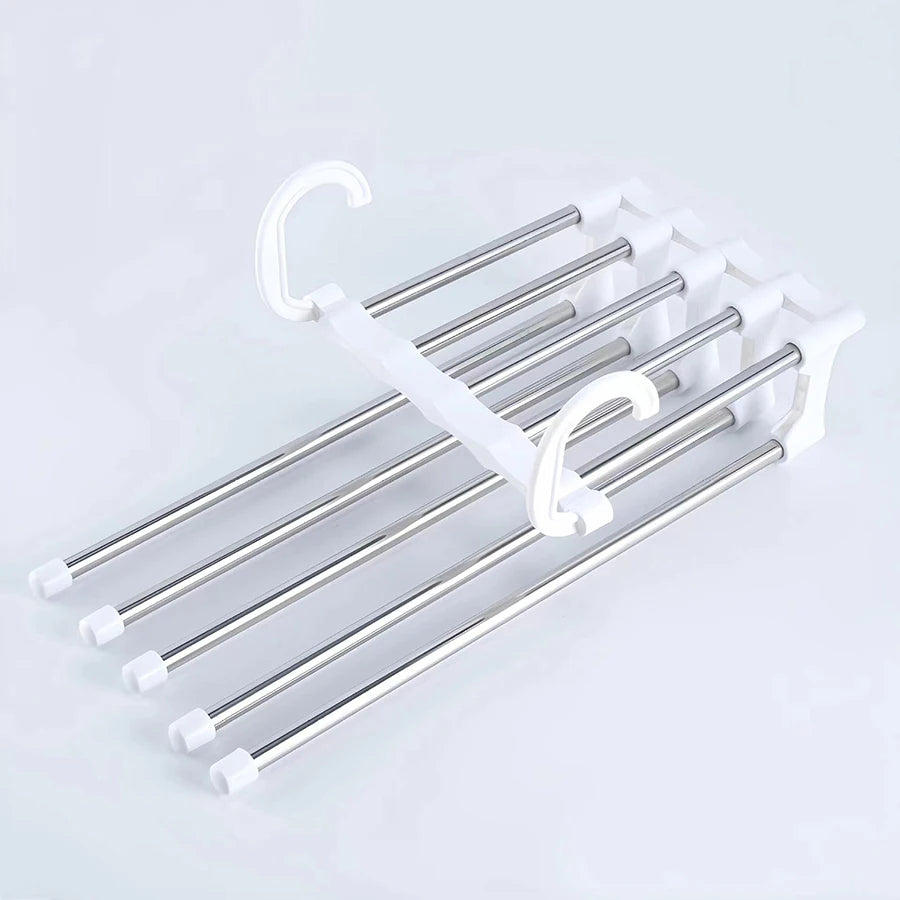 Percha plegable blanca para pantalones con múltiples barras y ganchos cromados.