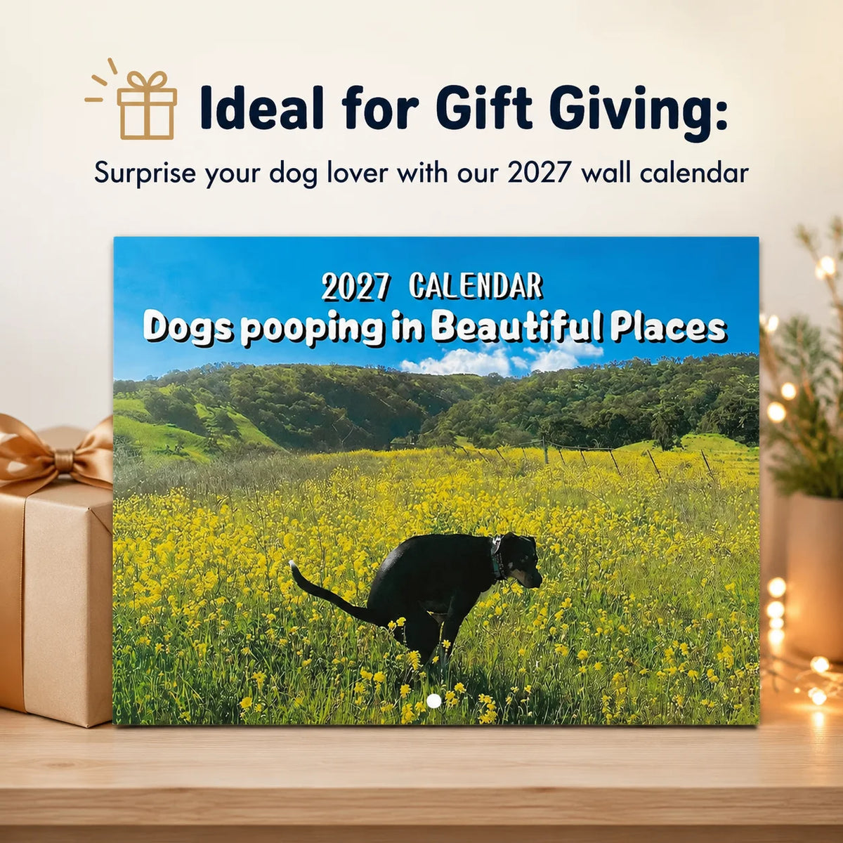 Veggkalender med bilde av en hund som gjør fra seg i et gult blomsterfelt