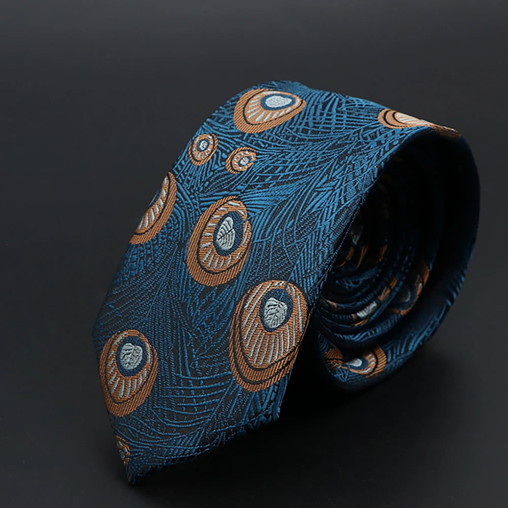 Corbata jacquard azul oscuro con diseños dorados y blancos, enrollada.