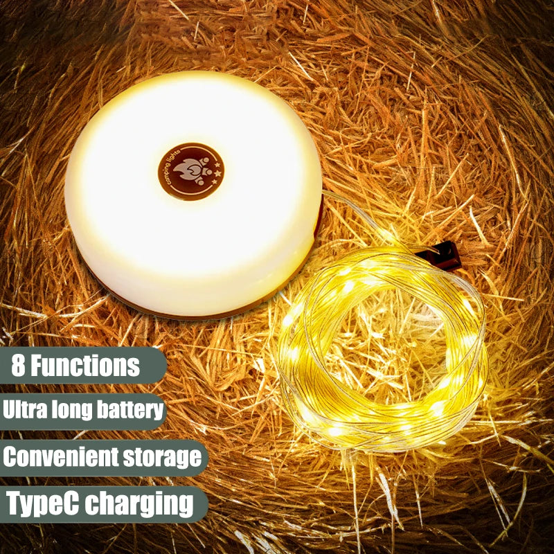 En rund hvid LED-lampe ligger på halm, med en oprullet gul LED-strimmel ved siden af.
